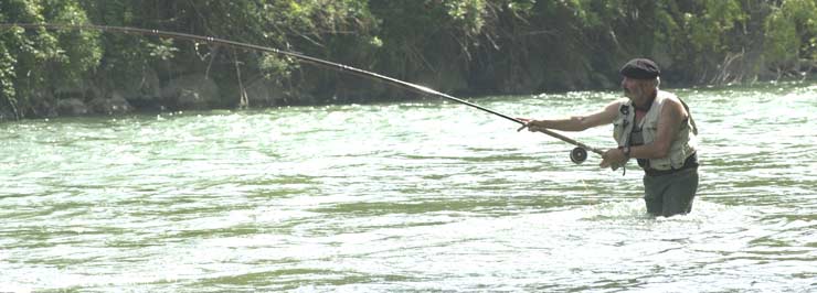 Robert Menquet, le guide de pêche, en action de pêche à la mouche